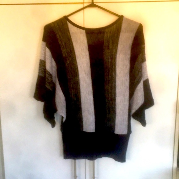 Black, White& Grey Top wide sleeves size medium - Picture 3 of 9